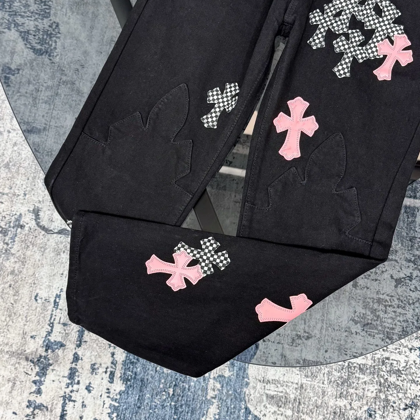 P280 Chrome Hearts ch Chrome Hearts Cherry Blossom Pink Checkerboard Cross Patch Leather Jeans, Original 5W+ It is well known that chromehearts jeans use vintage Levis jeans as the base for creation. They usually add their own unique silver buckles and silver ornaments, plus leather embellishments. This is the reason why the value of these vintage jeans doubles. Because the base is vintage jeans, the jeans themselves have been very soft and comfortable after years of baptism. This can be distinguished from ordinary jeans. Regarding the size, you should also refer to the pants data. Size: 28 30 32 34 (corresponds to S-XL) Size chart: 28 Waist 76 Pants length 104 Hips 102 30 Waist 80 Pants length 105 Hips 106 32 Waist 84 Pants length 106 Hips 110 34 Waist 88 Pants length 107 Hips 114